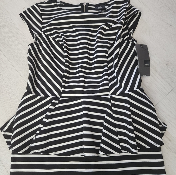 Black and White Form Fitting Dress. With Accent Ruffle and Cap Sleeves. New - Picture 2 of 7